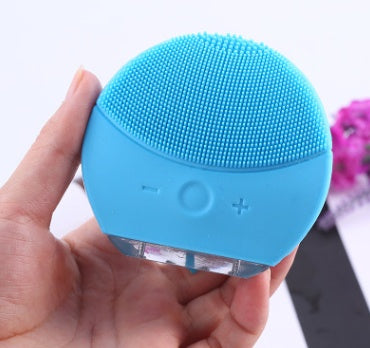 Escova elétrica facial em uso mostrando massagem
