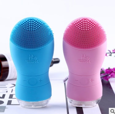 Escova de limpeza facial elétrica cor rosa e roxa
