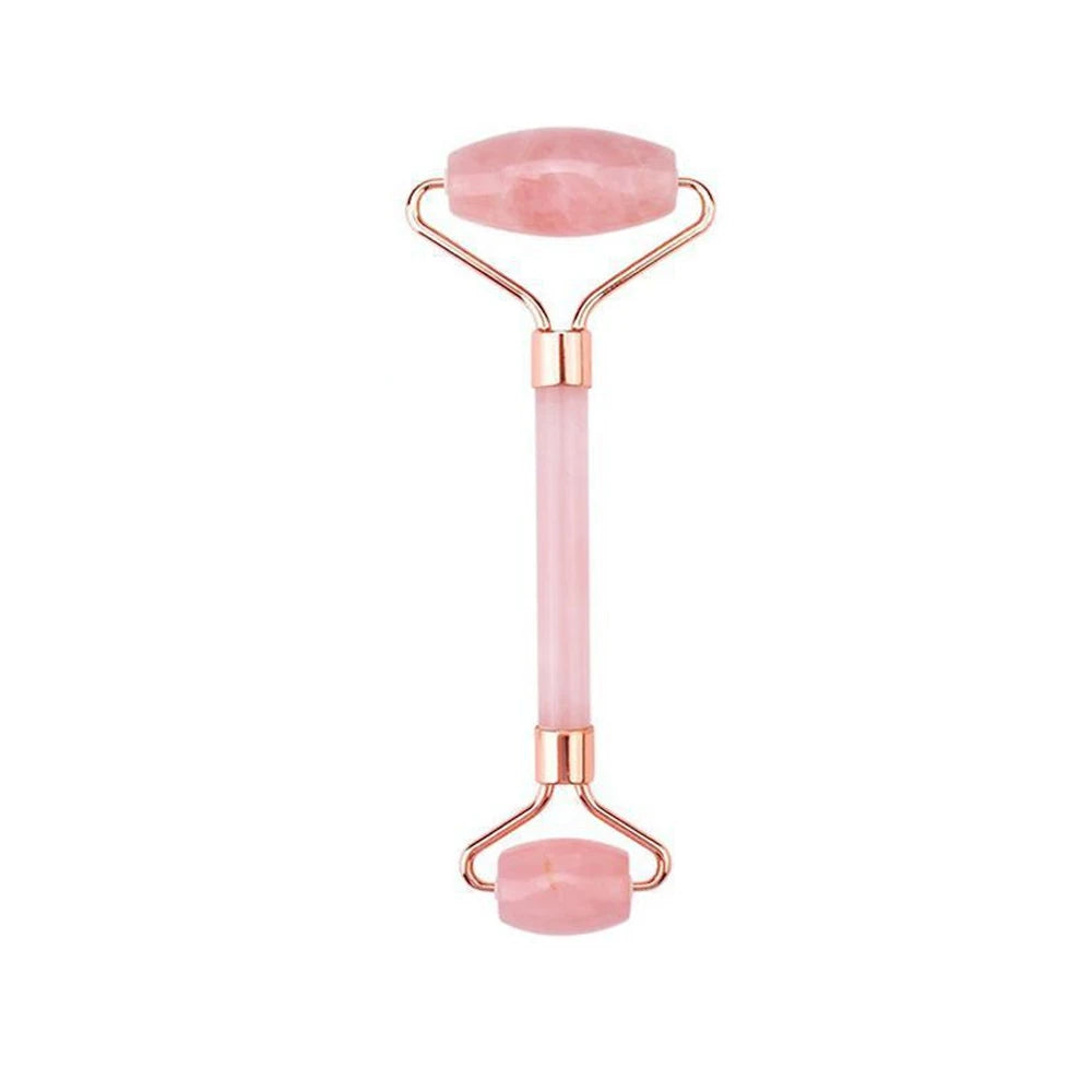 Kit massageador facial quartzo rosa em uso
